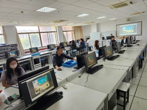 C:Users	xDesktop)1校内师训 培训照片校内师训05.10早上50510_092317.jpg